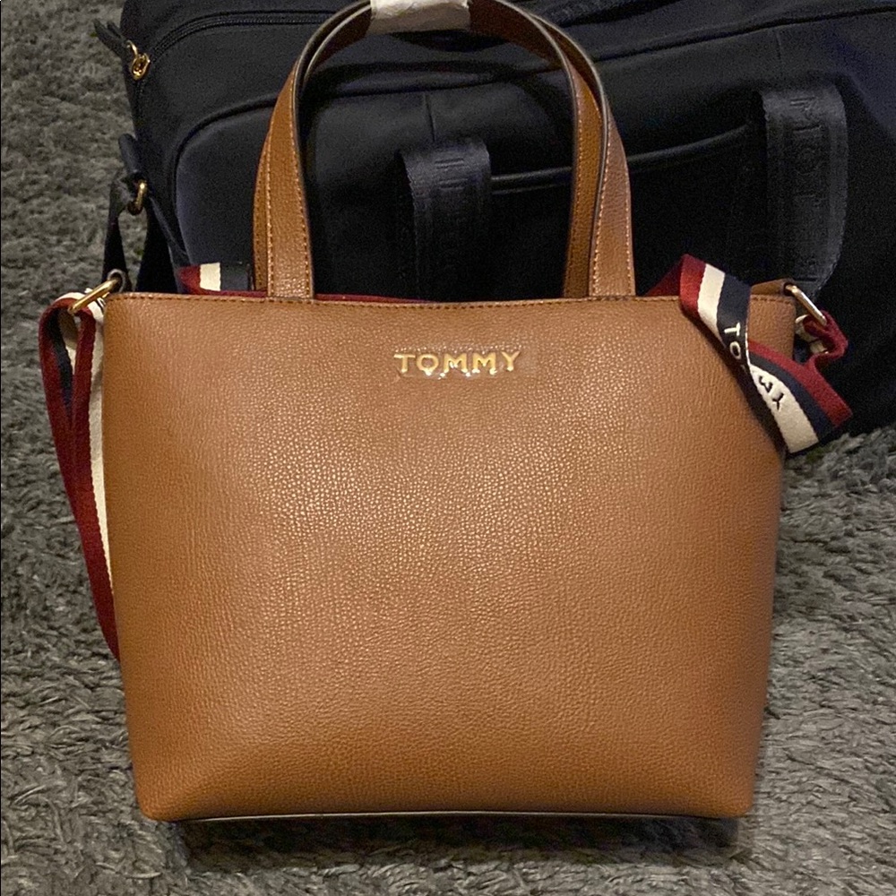 Tommy Hilfiger Tan Tote with Structured Design and Detachable Strap